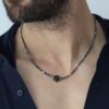 שרשרת עוגן שחורה עדינה מחרוזים על צוואר דוגמן