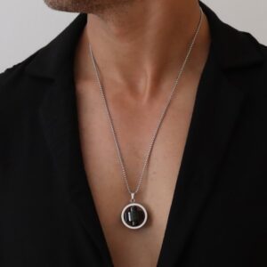 שרשרת לגבר עם תליון עגול ואבן שחורה במרכז